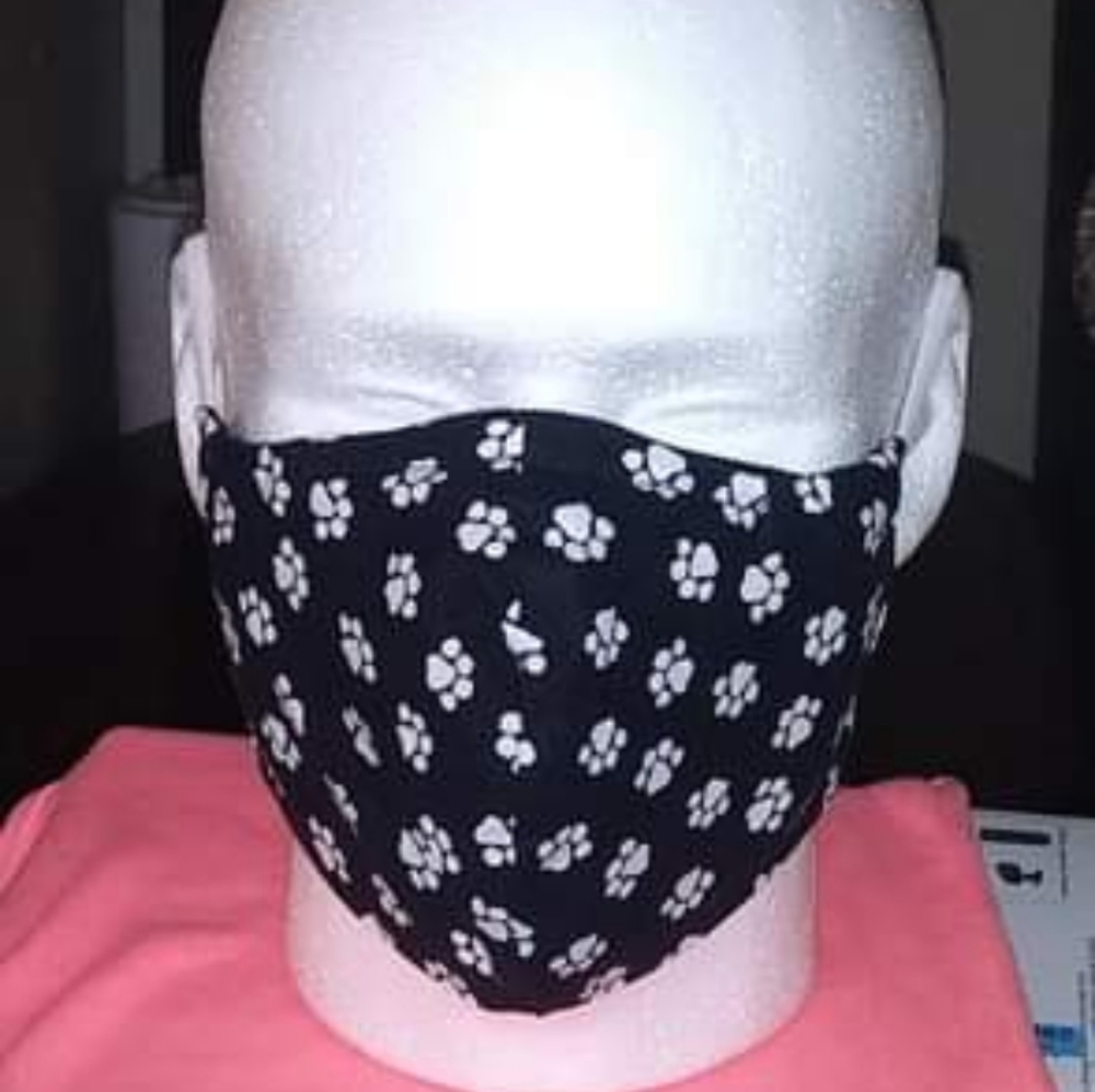 Face covering with nose wire and filter pocket
